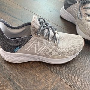 EUC new balance women’s fresh foam roav shoes